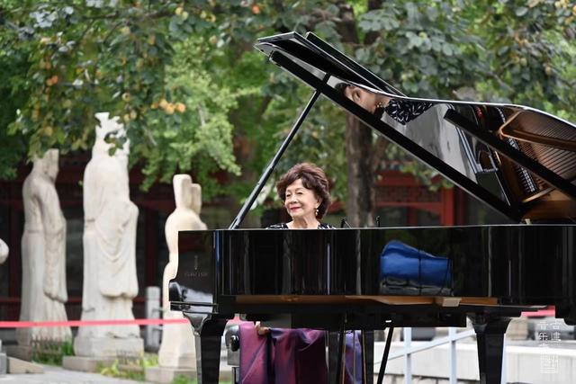 著名钢琴家鲍蕙荞在五塔寺演奏。古建音乐季/供图