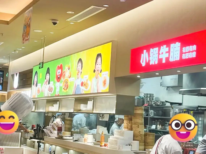 西贝餐厅进门最显眼的广告牌上也是儿童餐。（氢商业摄）