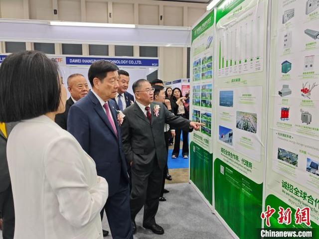 泰国政府官员、侨领参观展会。李映民 摄