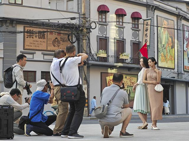 2024年9月28日，上海乍浦路风貌影视街开街，摄影爱好者带着模特前来拍照。电影《酱园弄》曾在当地取景。视觉中国 图