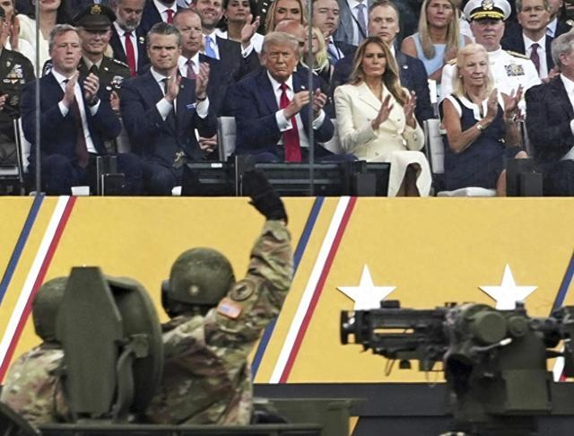 当地时间2025年6月14日，美国华盛顿，美国总统特朗普携夫人出席美国陆军成立250周年阅兵式。 视觉中国 图