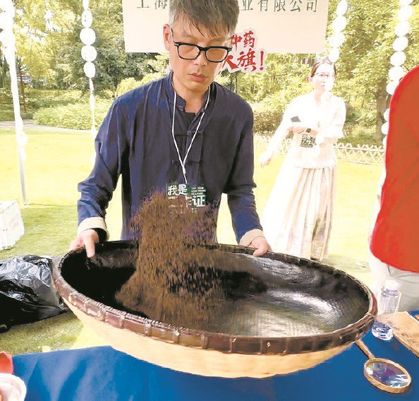             金铭展示绝活  本报记者  金旻矣  摄          