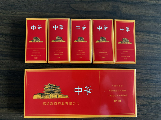 ▲记者购买的这款仿“中华”产品包装上，标注的生产商为福建溪商茶业有限公司。新京报记者 王子扬 摄