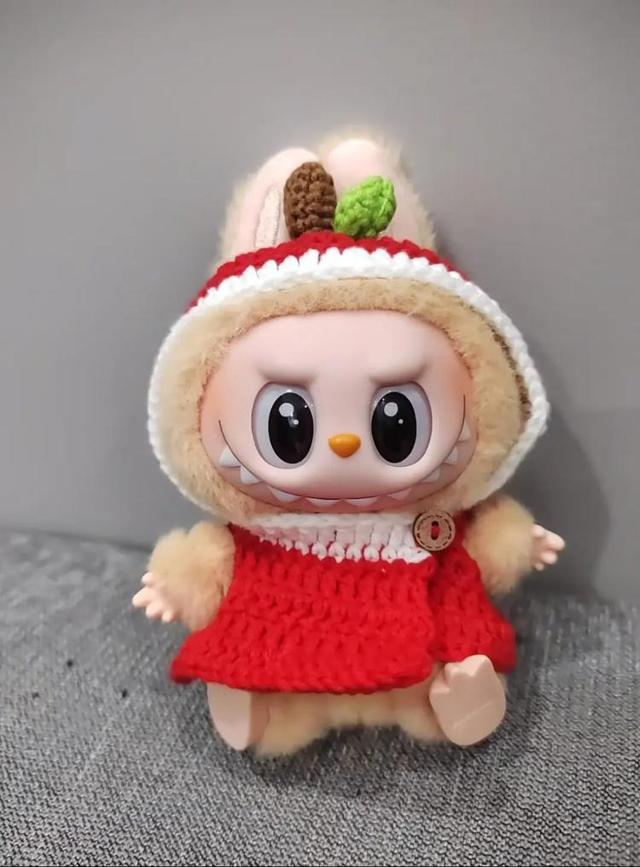 手工编织的Labubu娃衣。（原创设计师小執念）图/受访者提供