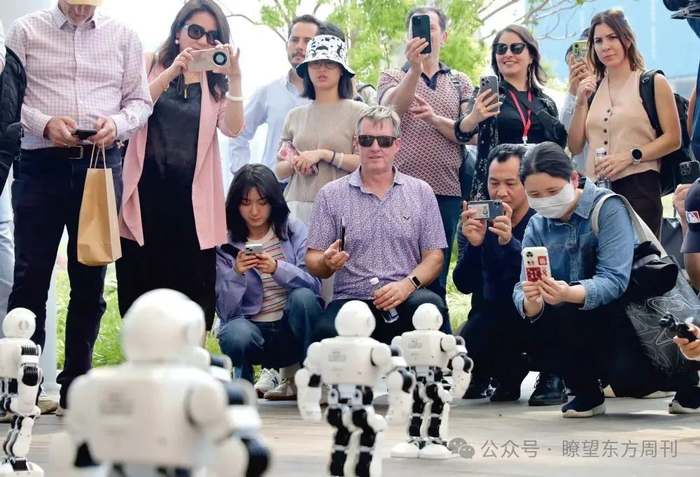 2025年4月17日，成都，友城代表团嘉宾走进成都高新区新川创新科技园参观考察