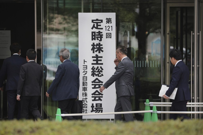 当地时间2025年6月12日，日本爱知县丰田市，丰田汽车公司股东前往股东大会会场。