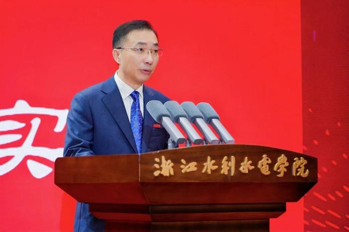 万健与毕业生话别。“浙江水利水电学院”图
