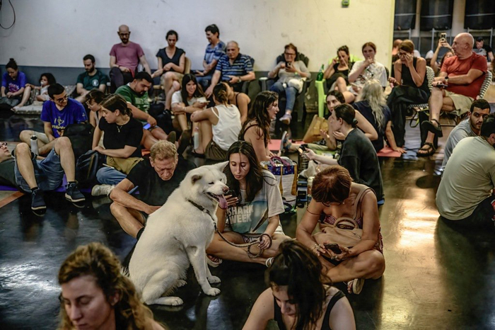 当地时间2025年6月14日，以色列特拉维夫，民众进入公共地下设施避难。