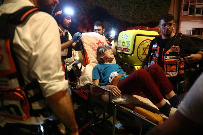 6月15日，在以色列特拉维夫南部巴特亚姆地区，救援人员转移伤员。