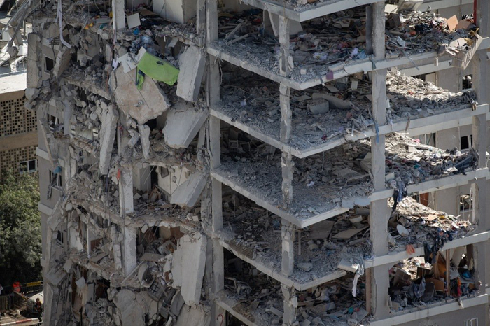 这是6月15日在以色列中部巴特亚姆市拍摄的在导弹袭击中被毁的建筑。