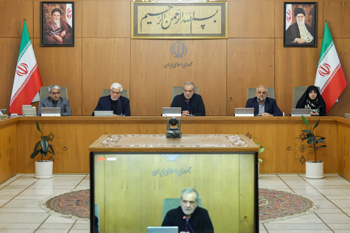 当地时间2025年6月15日，伊朗德黑兰，伊朗总统佩泽希齐扬（中）在总统府会见内阁成员。