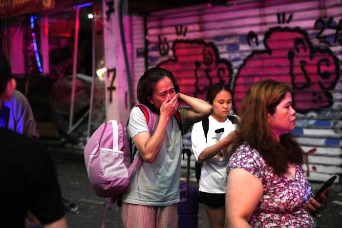 当地时间2025年6月16日，以色列特拉维夫，一枚伊朗发射的导弹击中特拉维夫后，人们正在撤离。