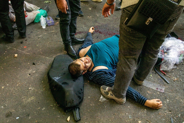 当地时间2025年6月15日，伊朗德黑兰市中心，凯沙瓦兹大道遭到以色列袭击，一名男子受伤倒地。