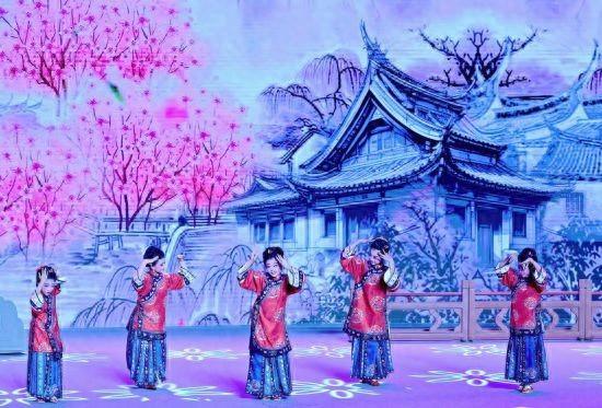 6月15日,小演员们在表演戏曲联唱《一脉相承》。新华社记者 魏培全 摄