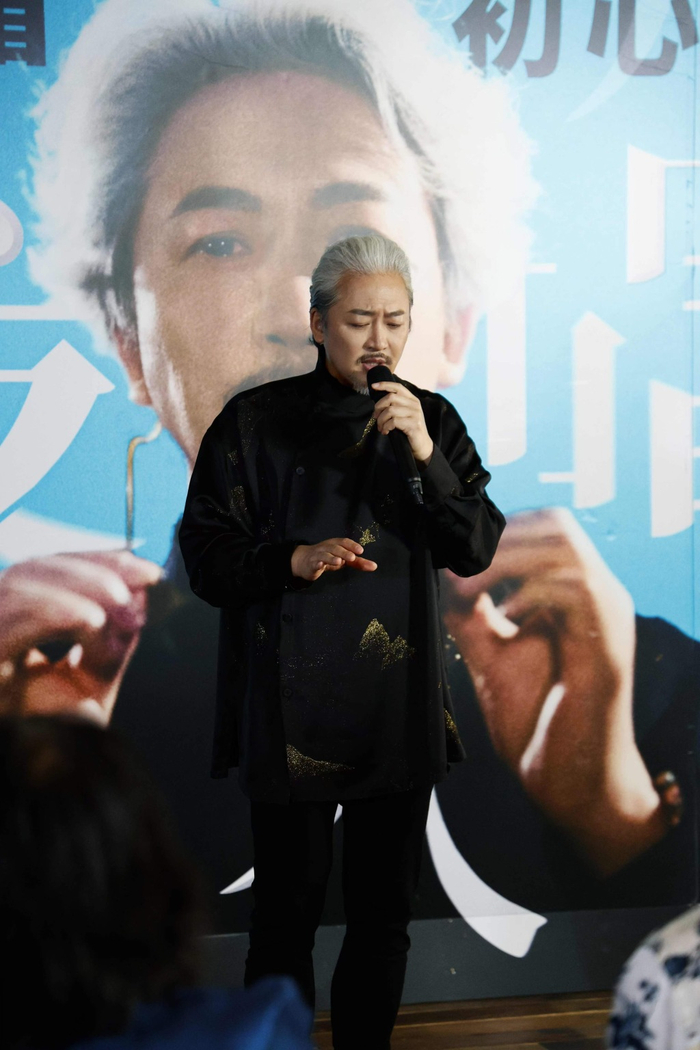 阿古拉现场演唱《思念陪着鸿雁飞》