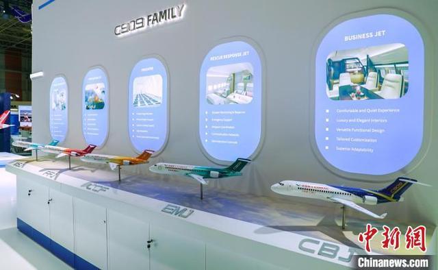 2025年巴黎国际航展上,中国商飞展出的C909基本型及衍生型飞机模型。中国商飞 供图