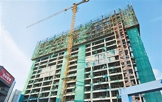 广东深圳龙华区一处停工多年的立体停车库。 资料图片