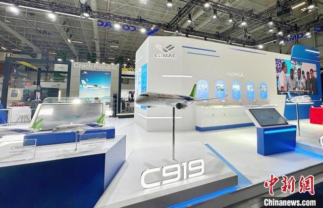 2025年巴黎国际航展上,中国商飞展出的C919、C909基本型及衍生型飞机模型。中国商飞 供图