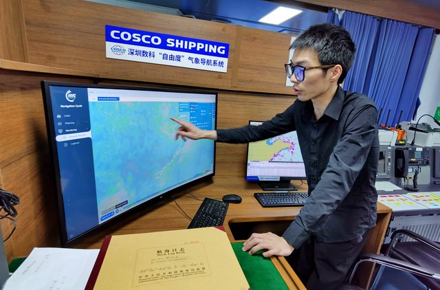 图为技术人员在讲解智能气象导航系统。摄影/章轲