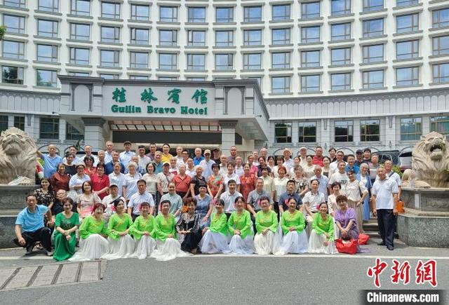 图为参会领导嘉宾和黄埔后代们合影。欧惠兰 摄