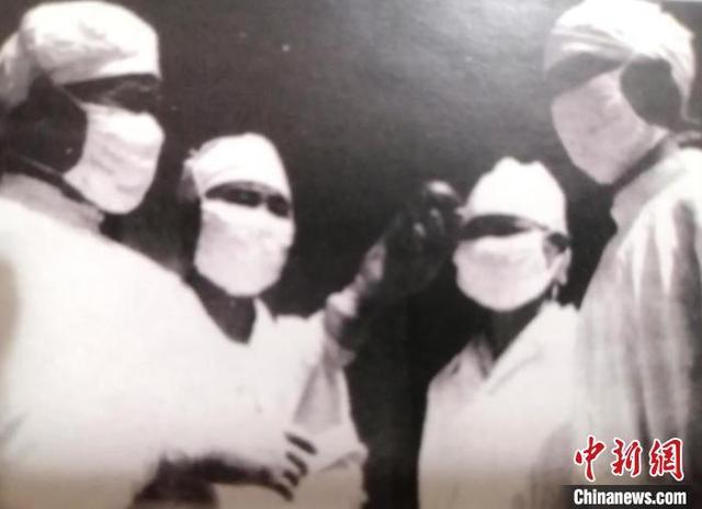 58年前,原762野战医院医护人员冒着生命危险,为缪德尧取出钢珠弹。 金征超 供图