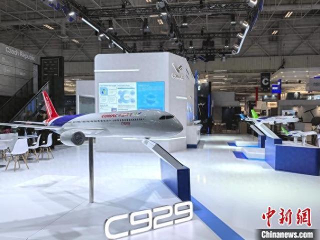 2025年巴黎国际航展上,中国商飞展出的C929基本型飞机模型。中国商飞 供图