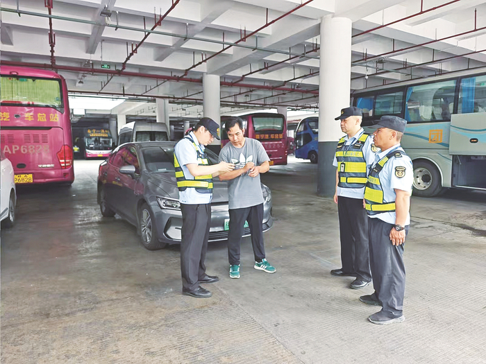     南宁市交通执法支队执法人员对司机进行调查询问。 （南宁市交通执法支队供图）