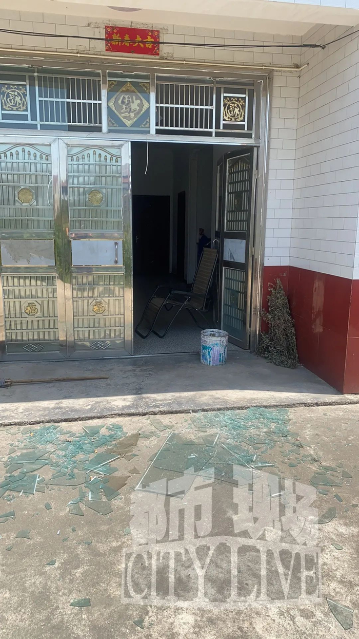△距离爆炸地点约2公里外一户居民家门窗玻璃被震碎