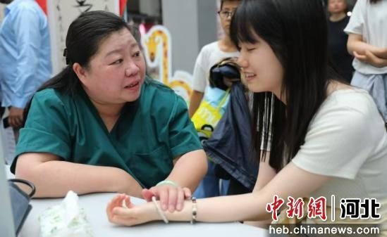 图为活动现场。 曹建雄 摄