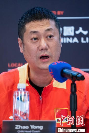 图为中国女排主教练赵勇回答记者提问。中新网记者 侯宇 摄