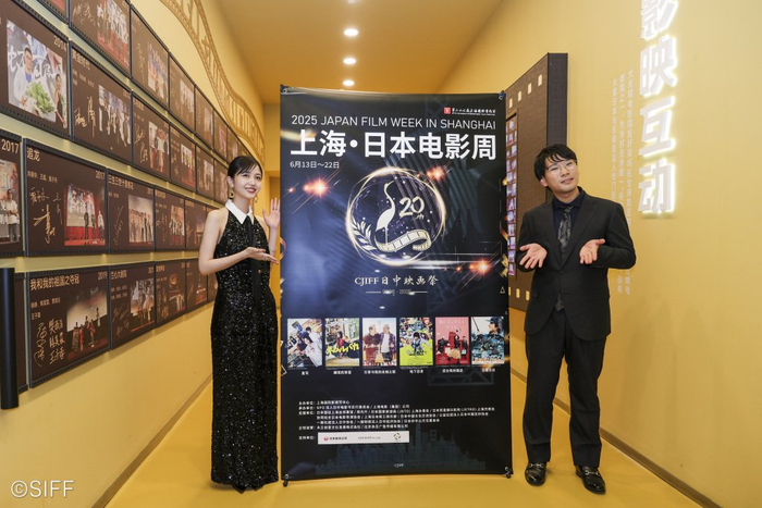 《睡觉的笨蛋》导演阪元裕吾与主演久保史绪里