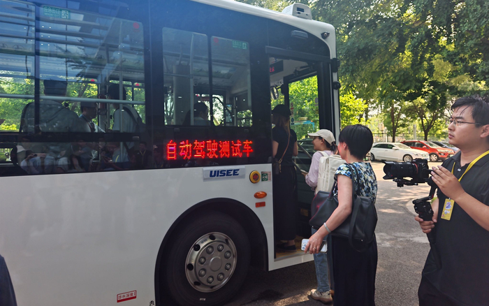 媒体在房山区体验驭势科技自动驾驶测试车。新京报记者 张璐 摄