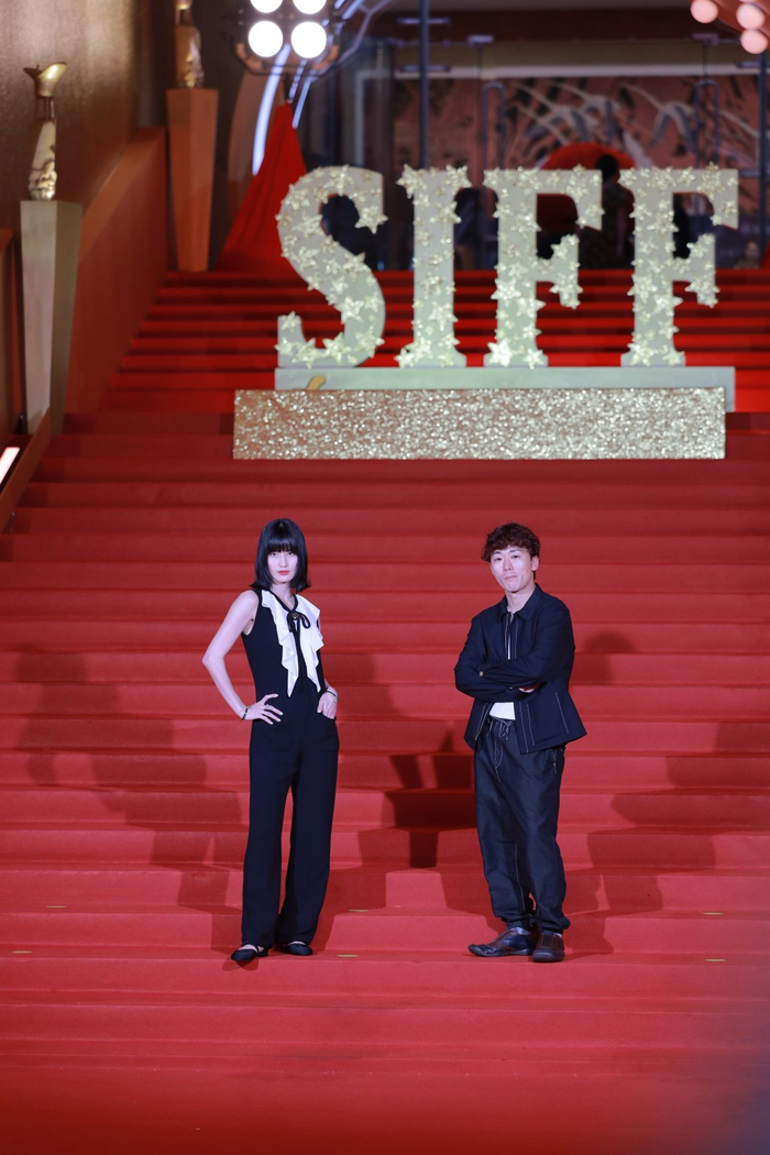 6月14日，日本影片《复写》导演松居大悟（右）、主演桥本爱，在第27届上海国际电影节开幕红毯上。澎湃新闻记者 薛松 图