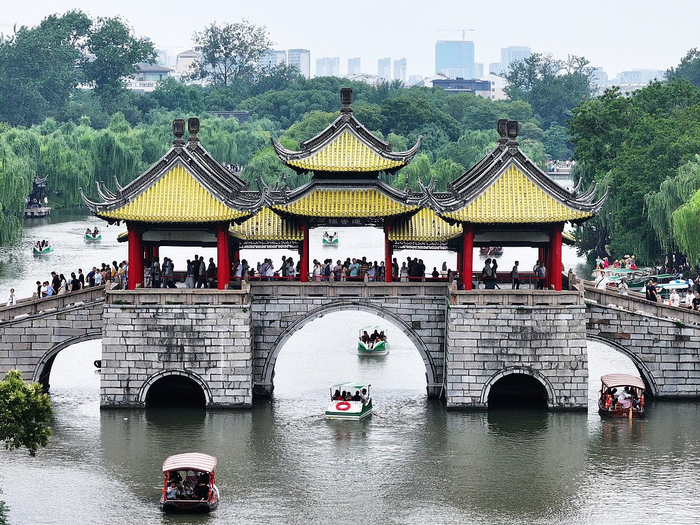 2025年6月15日，游客在江苏扬州瘦西湖风景区游玩。 视觉中国 图