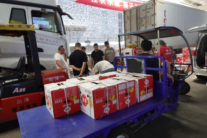 宁波果品批发市场，经营户在装运榴莲。