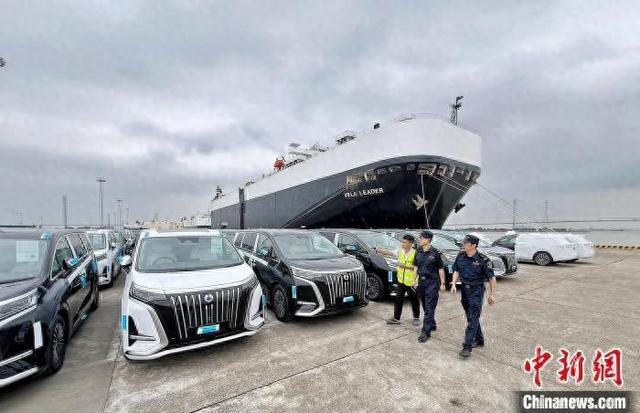 广州海关所属南沙海关关员对即将出口的国产汽车进行监管。广州海关供图