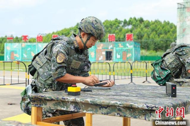 图为参训的武警官兵正在进行武器分解结合训练。刘俊晖 摄