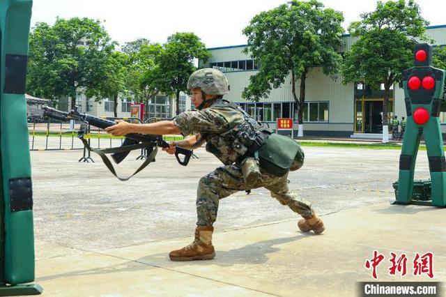 图为参训的武警官兵正在进行突刺训练。刘俊晖 摄