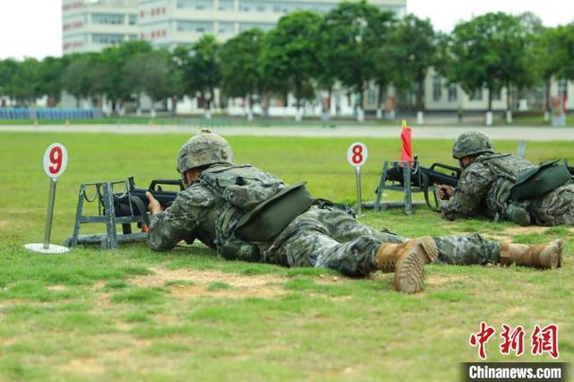 图为参训的武警官兵正在进行实弹射击训练。刘俊晖 摄
