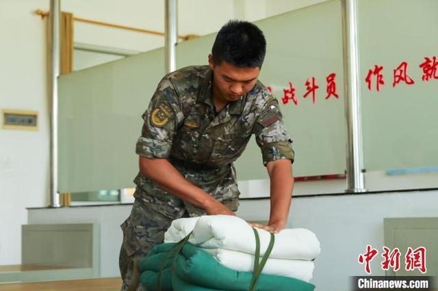 图为参训的武警官兵正在进行战备基础训练。刘俊晖 摄