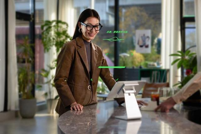 图：消费者使用Rokid Glasses 支付