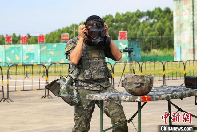 图为参训的武警官兵正在进行防护训练。刘俊晖 摄