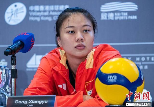 图为中国女排队长龚翔宇回答记者提问。中新网记者 侯宇 摄
