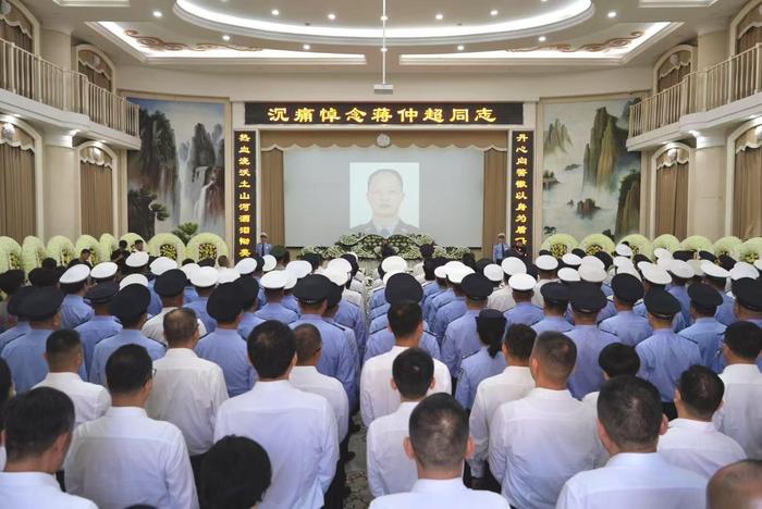 武汉一交警执法时被醉驾车顶行600多米负伤，抢救12天后不幸牺牲