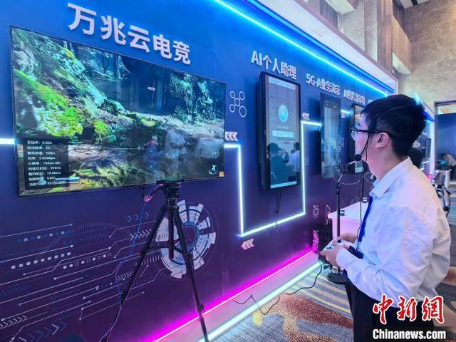 图为工作人员进行5G-A相关业务演示。李隽 摄