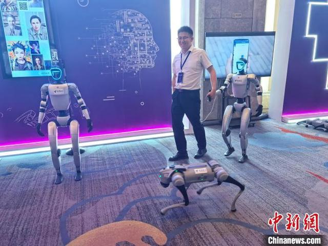 图为工作人员进行5G-A相关业务演示。李隽 摄