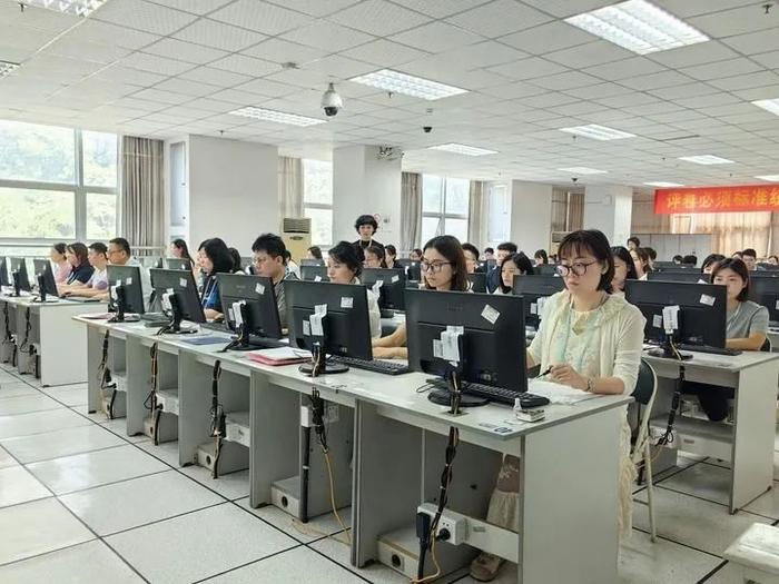 在位于重庆市的西南大学评卷点,评卷教师正在评阅试卷。新华社记者 吴梦桐 摄