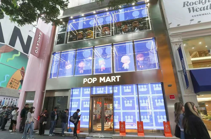 5月20日，顾客在韩国首尔明洞街区的泡泡玛特店面前排队。新华社记者 姚琪琳 摄