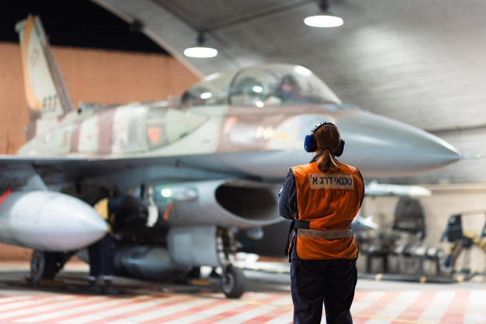 （这张6月13日由以色列国防军发布的照片显示，以色列空军战机准备前往伊朗实施空袭。图片来源：新华社）