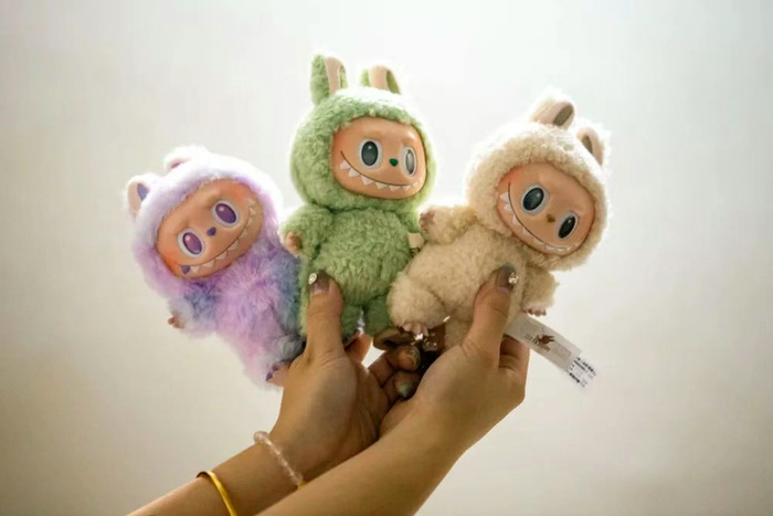 6月11日，浙江省余姚市市民展示自己收藏的LABUBU玩具。新华社发（张辉 摄）